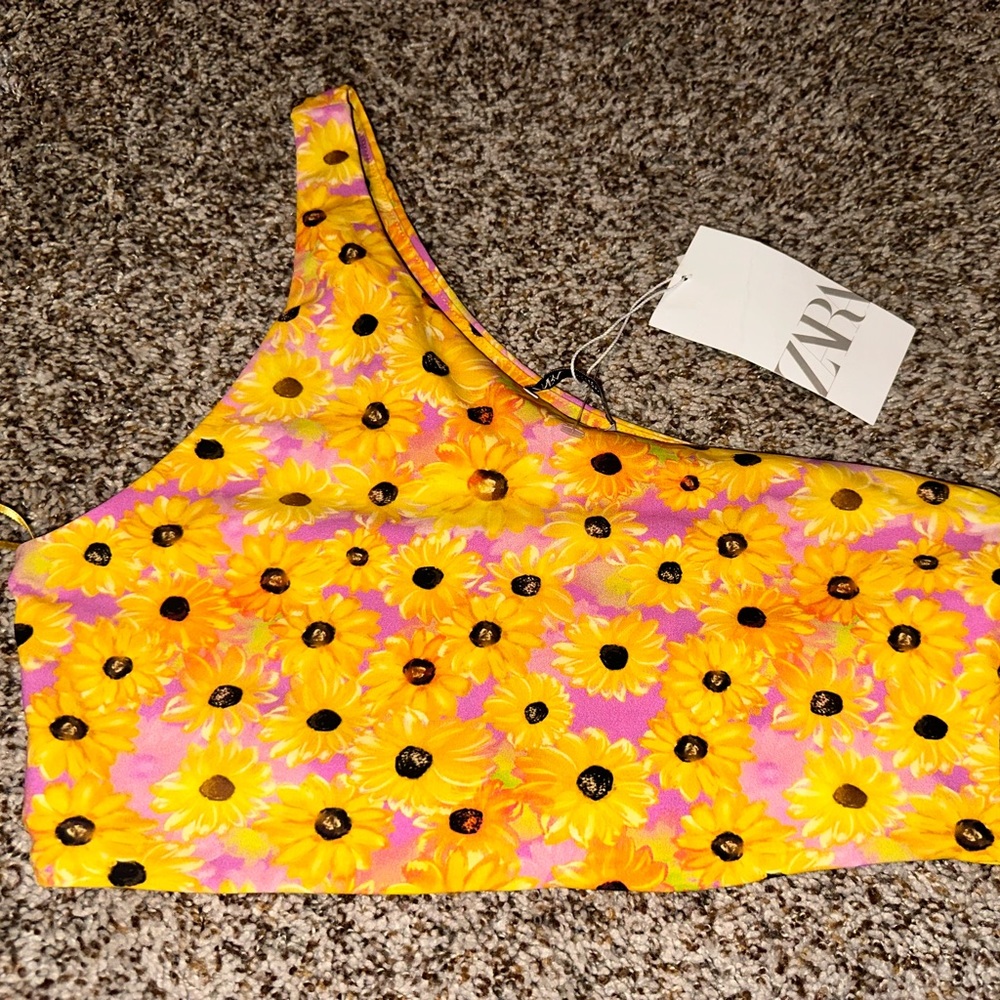 Zara crop one shoulder flower top size large